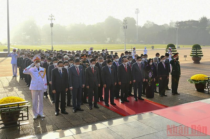 Sáng 20/10, trước phiên khai mạc kỳ họp thứ hai, các đồng chí lãnh đạo Đảng, Nhà nước cùng các đại biểu Quốc hội khóa XV đã vào Lăng viếng Chủ tịch Hồ Chí Minh.