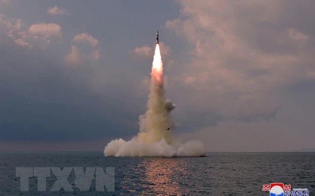 Một tên lửa đạn đạo kiểu mới được phóng thử từ tàu ngầm tại vùng biển ở Sinpo, Triều Tiên ngày 19/10/2021. (Ảnh: YONHAP/TTXVN)