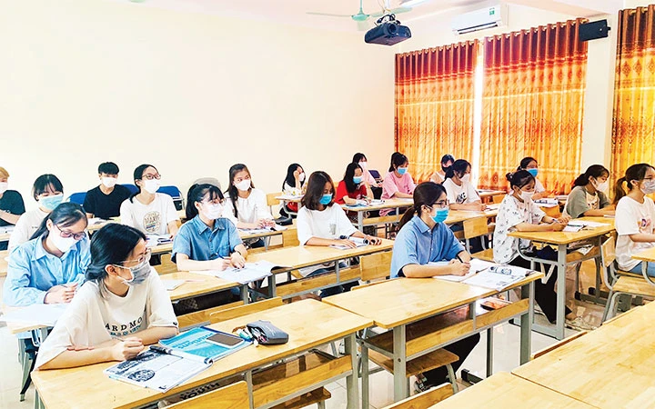 Sinh viên Khoa Quốc tế (Đại học Thái Nguyên) học tập trực tiếp tại giảng đường. Ảnh: THANH LOAN