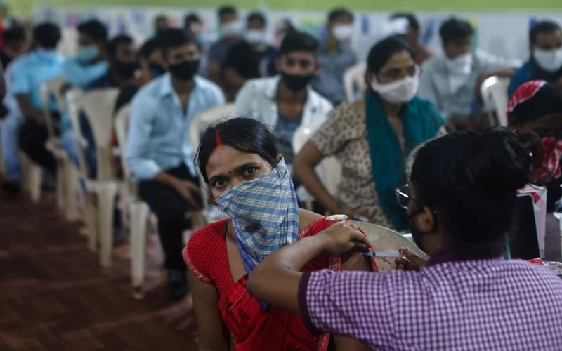 Ấn Độ đang triển khai 1 trong những chiến dịch tiêm chủng lớn nhất thế giới. (Ảnh: Reuters)