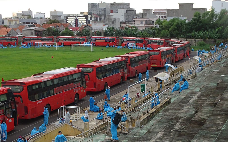 Công ty Cổ phần Xe khách Phương Trang Futa buslines đã hỗ trợ 30 chuyến, gần 800 lượt xe miễn phí đưa gần 17 nghìn công dân Phú Yên gặp khó khăn do Covid-19 về quê an toàn.