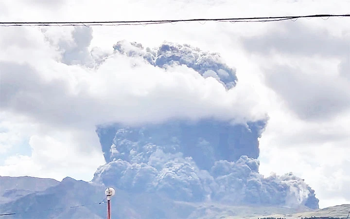 Núi lửa Aso phun trào. Ảnh: REUTERS