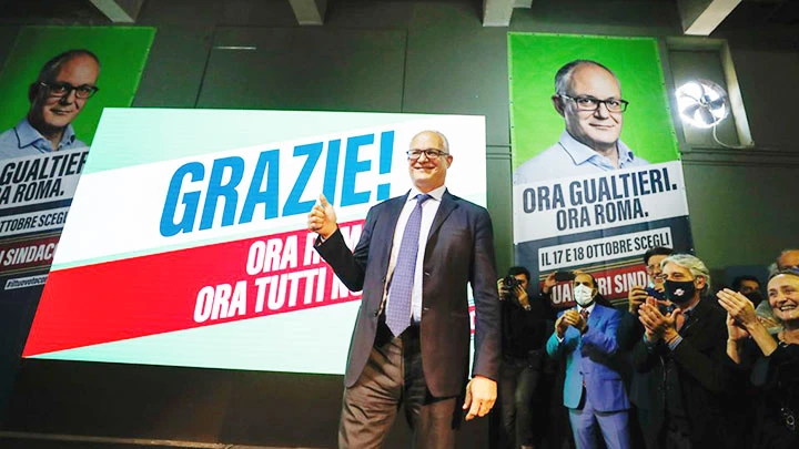 Ứng cử viên trung tả Roberto Gualtieri của Thủ đô Rome chia sẻ chiến thắng với người ủng hộ. Ảnh: REUTERS