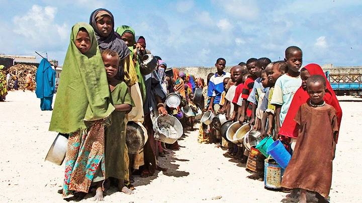 Hàng triệu người dân châu Phi thường xuyên thiếu thực phẩm. Ảnh: AP