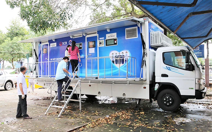 Ngành y tế Tiền Giang tiếp nhận và triển khai hai xe xét nghiệm lưu động phục vụ công tác phòng, chống dịch Covid-19 trên địa bàn. Ảnh: TRUNG SƠN