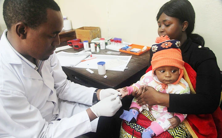 Xét nghiệm sốt rét cho trẻ em dưới 5 tuổi ở Tanzania. Ảnh: REUTERS
