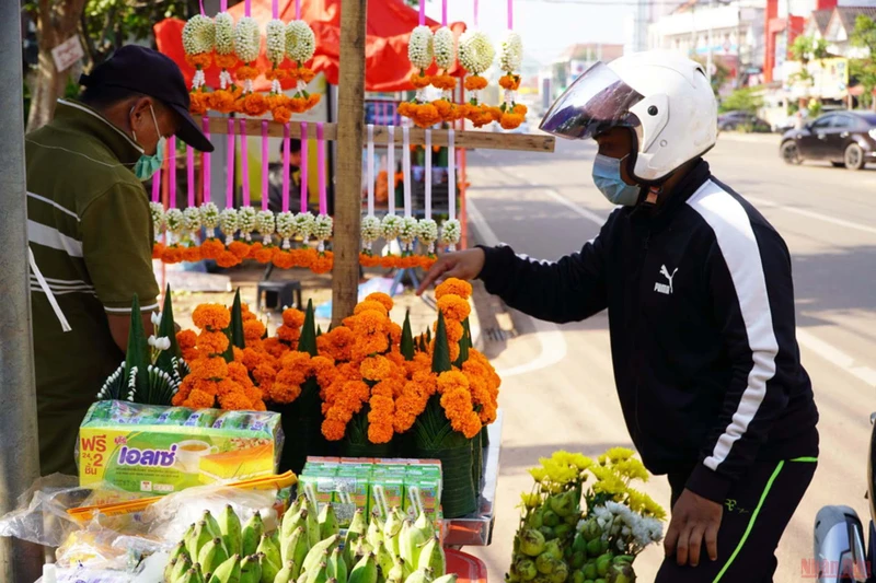 Người dân Lào mua hoa để cúng trong Lễ hội mãn chay năm nay, ngày 21/10. (Ảnh: Xuân Sơn)