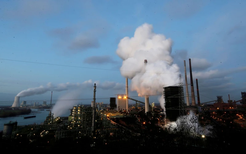 Khí thải từ một nhà máy thép. (Ảnh Reuters)