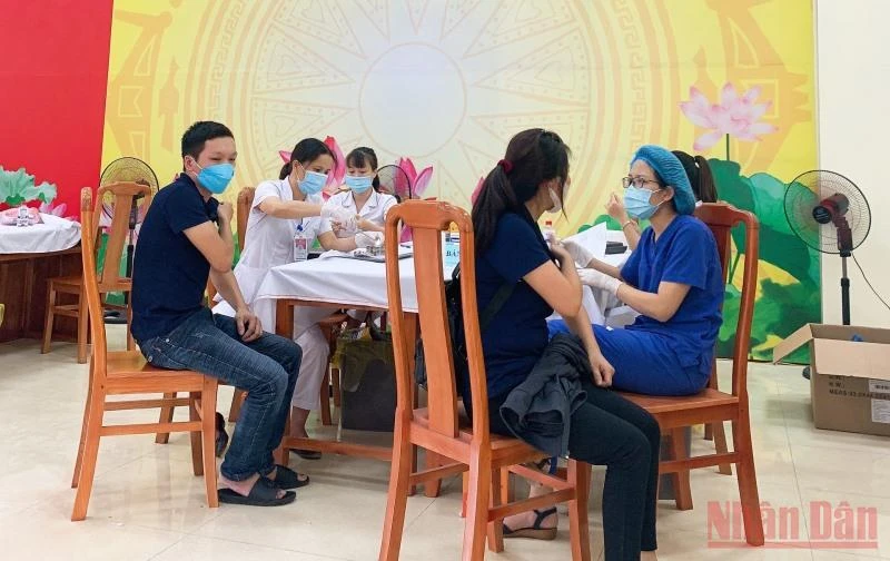 Tiêm vaccine ngừa Covid-19 cho công nhân, người lao động tại khu công nghiệp Thụy Vân, thành phố Việt Trì.