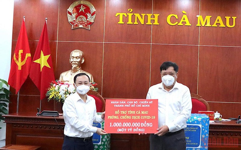 Đại diện lãnh đạo TP Hồ Chí Minh trao hỗ trợ nguồn lực bước đầu giúp Cà Mau phòng, chống dịch Covid-19.