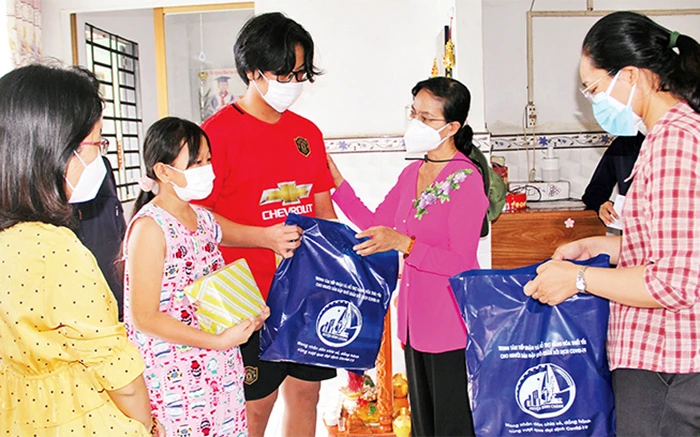 Lãnh đạo huyện Bình Chánh, TP Hồ Chí Minh thăm và tặng quà trẻ mồ côi (Ảnh minh họa: Khánh Trình).