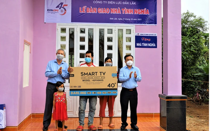 Lãnh đạo Công ty Điện lực Đắk Lắk trao tặng nhà tình nghĩa và chiếc ti vi cho gia đình bà H’BLing Niê.