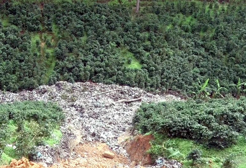 Hàng chục tấn rác thải tràn xuống thung lũng, ảnh hưởng đến khu vực canh tác cà-phê của người dân.