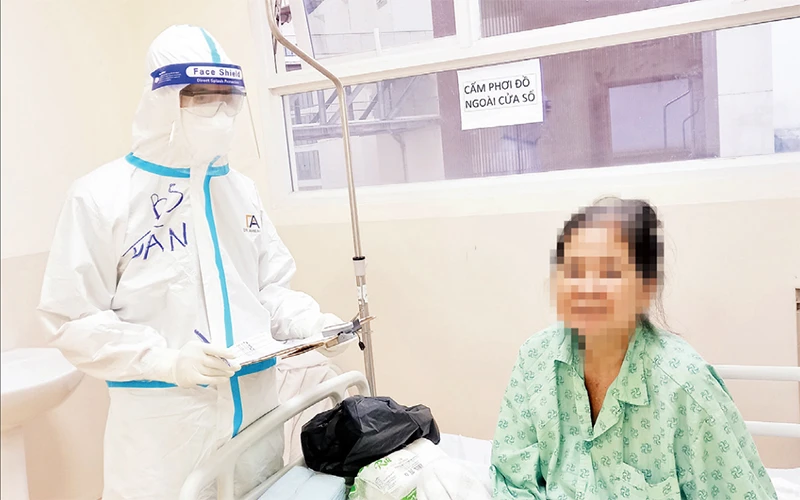 Bác sĩ Nguyễn Văn Toàn thăm khám cho bệnh nhân điều trị tại Bệnh viện Hồi sức Covid-19 ở TP Thủ Ðức. Ảnh NVCC