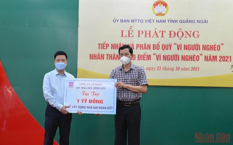 Đại diện Công ty cổ phần Lọc hóa dầu Bình Sơn trao biểu trưng tài trợ 1 tỷ đồng xây dựng nhà đại đoàn kết cho người nghèo Quảng Ngãi. 