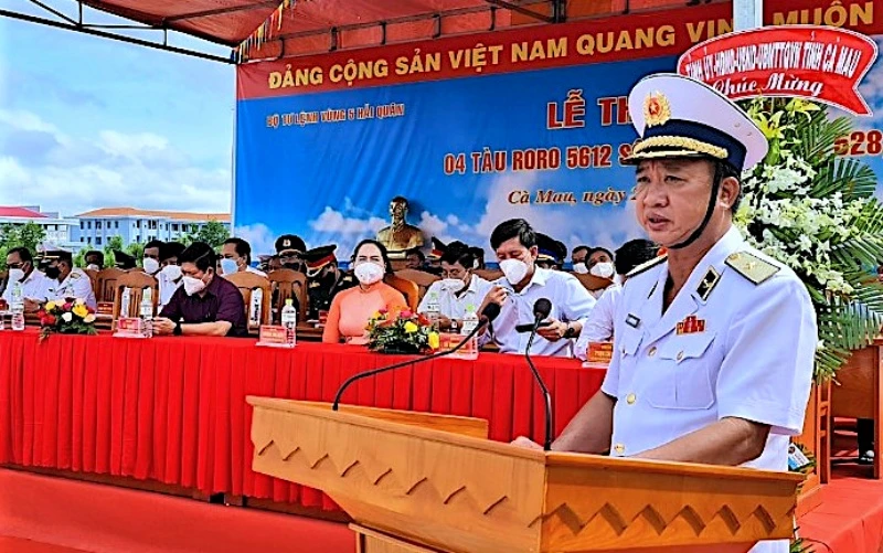 Chuẩn Đô đốc Nguyễn Duy Tỷ phát biểu tại lễ thượng cờ.