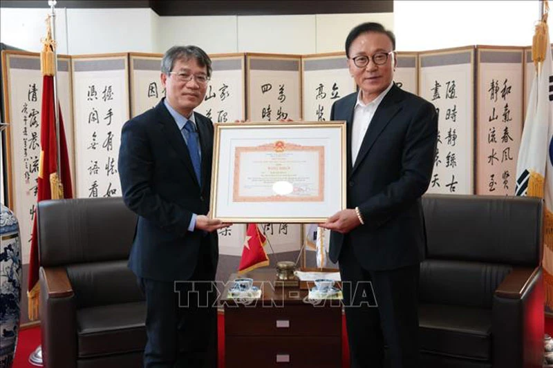 Đại sứ Nguyễn Vũ Tùng trao Bằng khen của Thủ tướng Chính phủ Việt Nam cho ông Park Soo Kwan. (Ảnh: TTXVN)