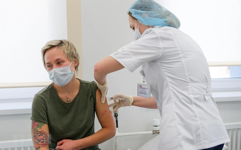 Nhân viên y tế tiêm vaccine ngừa Covid-19 cho người dân tại Moskva, Nga. (Ảnh: THX/TTXVN)