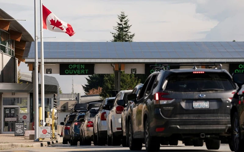 Dòng xe qua biên giới Mỹ - Canada, ngày 9/8/2021. (Ảnh: Reuters)