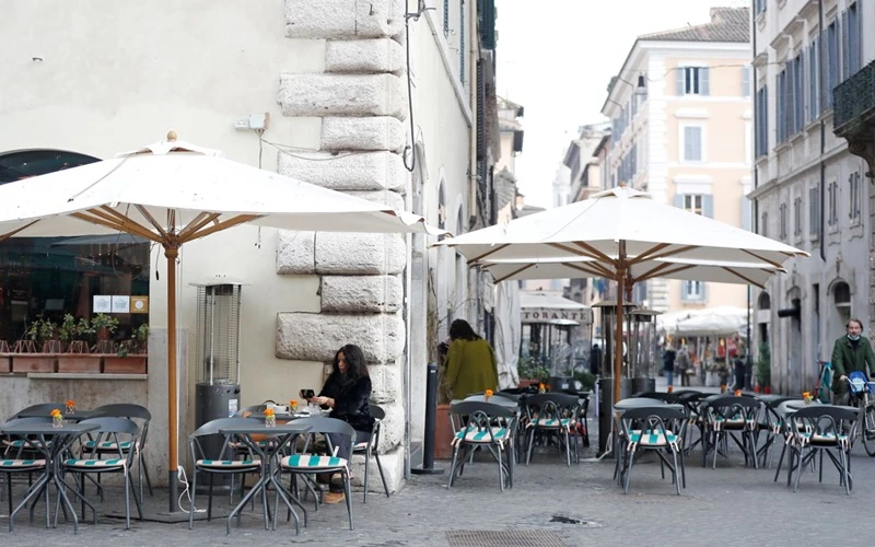 Quán cà-phê mở cửa sau khi thủ đô Rome, Italy nới lỏng các biện pháp hạn chế, ngày 1/2/2021. (Ảnh: Reuters)