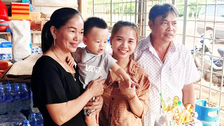 Gia đình anh Trần Thế Đại vẫn bám trụ ở nước bạn Lào.