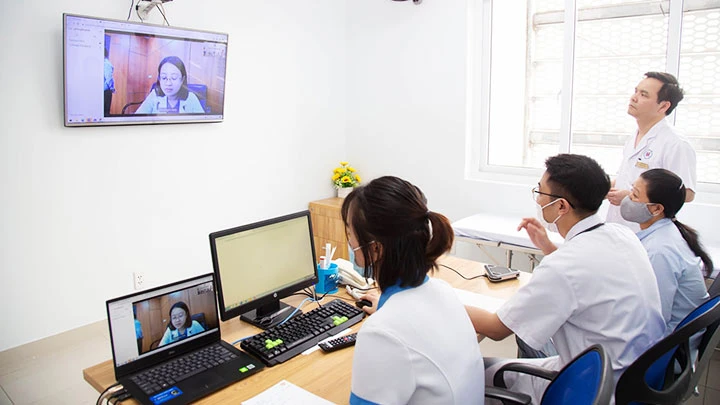 Các bác sĩ mạng lưới "Thầy thuốc đồng hành" trao đổi kinh nghiệm chữa trị trực tuyến.
