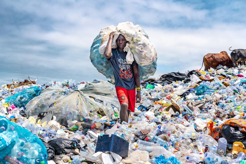 Rác thải nhựa đang trở thành vấn nạn toàn cầu. Ảnh: AP