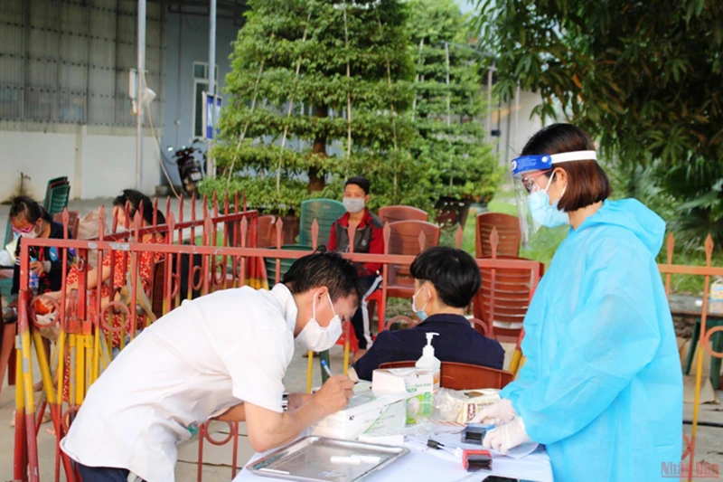 Công dân hồi hương cập nhật thông tin giám sát dịch tễ của cơ quan chuyên môn ở Thanh Hóa. 