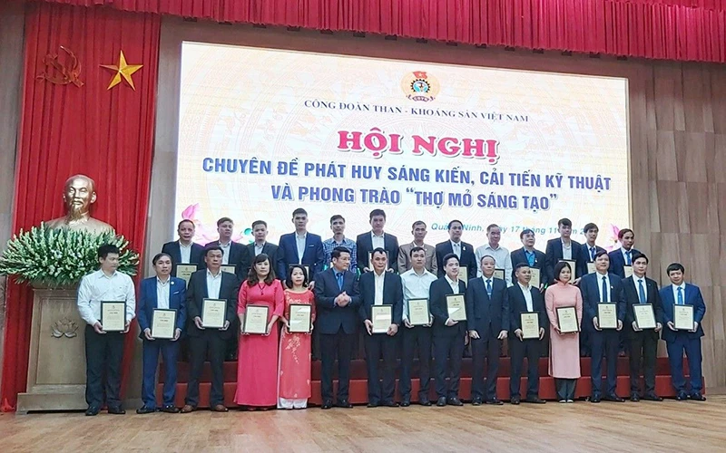 Cán bộ, nhân viên Tập đoàn công nghiệp Than - Khoáng sản Việt Nam nhận danh hiệu Thợ mỏ sáng tạo do công đoàn ngành trao tặng.