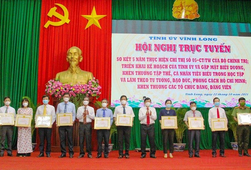 Lãnh đạo tỉnh Vĩnh Long tặng bằng khen cho những đảng viên hoàn thành xuất sắc nhiệm vụ 5 năm liền. 