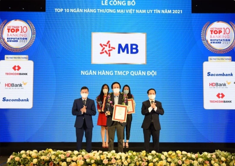 Phó Tổng Giám đốc MB Lê Quốc Minh đại diện nhận giải thưởng.