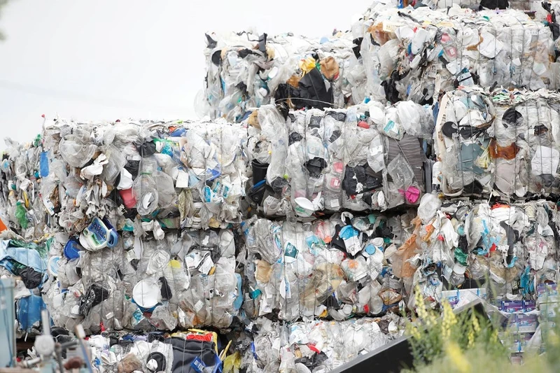 Các kiện rác thải nhựa khó tái chế được chất thành đống tại trung tâm tái chế ở thành phố Salt Lake, Utah, Mỹ. Ảnh: Reuters.