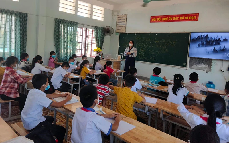 Trường THCS-THPT Dân tộc nội trú Hà Tĩnh luôn chú trọng đổi mới phương pháp giảng dạy, rèn luyện ý thức tự giác của học sinh.