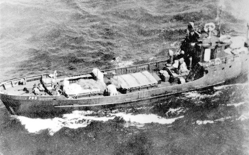Tàu không số của Ðoàn 125 trên đường vận chuyển vũ khí chi viện cho chiến trường Nam Bộ. Ảnh tư liệu của Bảo tàng Hải quân