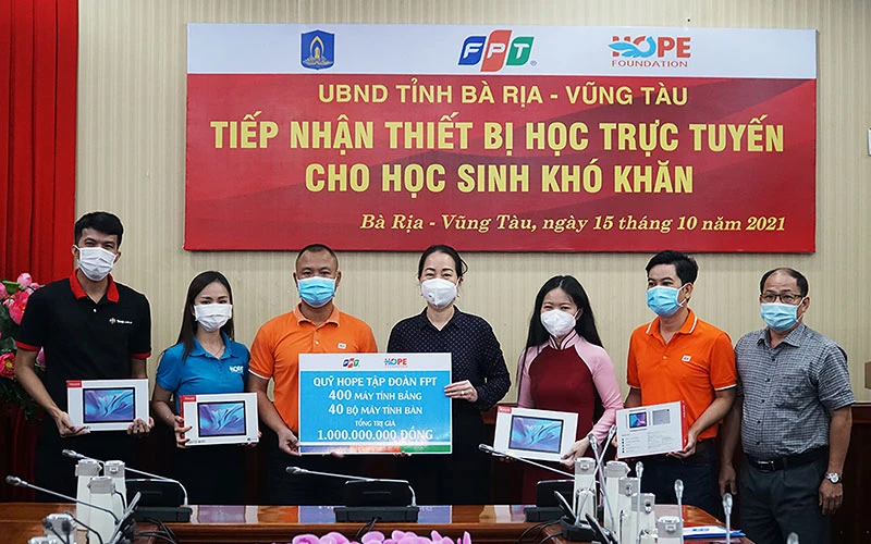 Quỹ Hy vọng và Tập đoàn FPT hỗ trợ thiết bị máy tính bảng cho học sinh trên địa bàn tỉnh Bà Rịa - Vũng Tàu để tham gia học trực tuyến. Ảnh: Trường Hà 