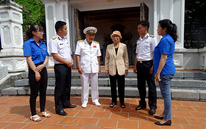 Trung tá cựu chiến binh Hồ Ðắc Thạnh, Anh hùng LLVTND, nguyên thuyền trưởng Tàu 41 và bà Nguyễn Thị Tản với đại diện tuổi trẻ đơn vị, địa phương.