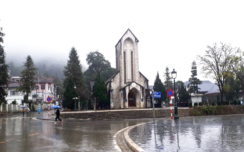 Thị xã Sa Pa mưa rét 8,4 độ C, người dân ở trong nhà giữ ấm, đường phố vắng vẻ. 