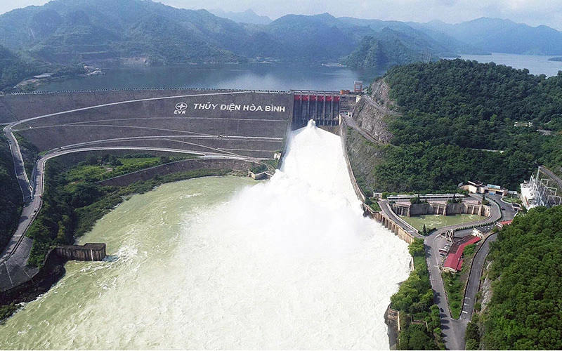Nhà máy Thủy điện Hòa Bình mở rộng thêm hai tổ máy với tổng công suất 480 MW. 