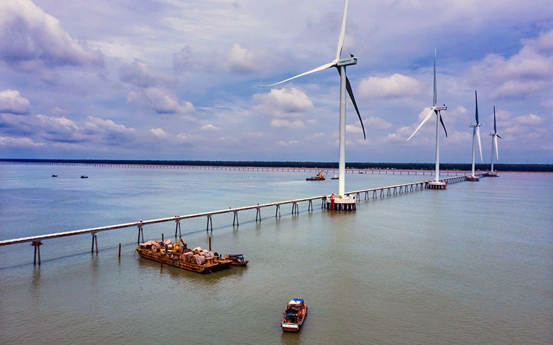 Ước tính khoảng 160 GW trong vòng 5-100 km tính từ bờ, Việt Nam có tiềm năng phát triển điện gió ngoài khơi. 