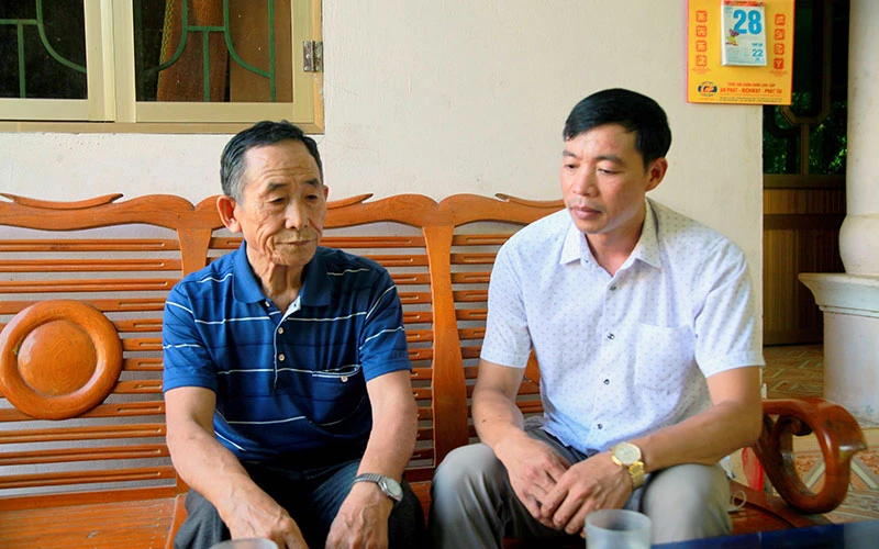 Ông Pao (bên trái) thường xuyên gặp gỡ, trao đổi với lãnh đạo địa phương để truyền đạt ý kiến của nhân dân. 
