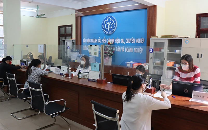 Người lao động đến làm thủ tục nhận hỗ trợ theo Nghị quyết 116 của Chính phủ tại Bảo hiểm xã hội tỉnh Hà Nam.