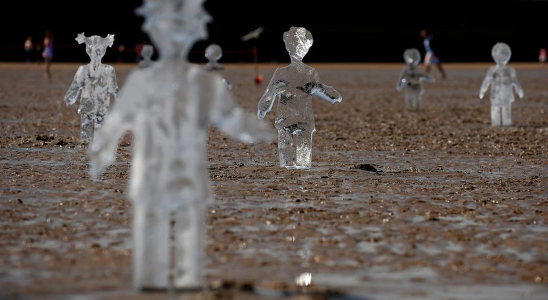 Các tác phẩm điêu khắc trên băng của trẻ em do Sand in Your Eye tạo ra để làm nổi bật tầm quan trọng của COP26. Ảnh: Reuters.