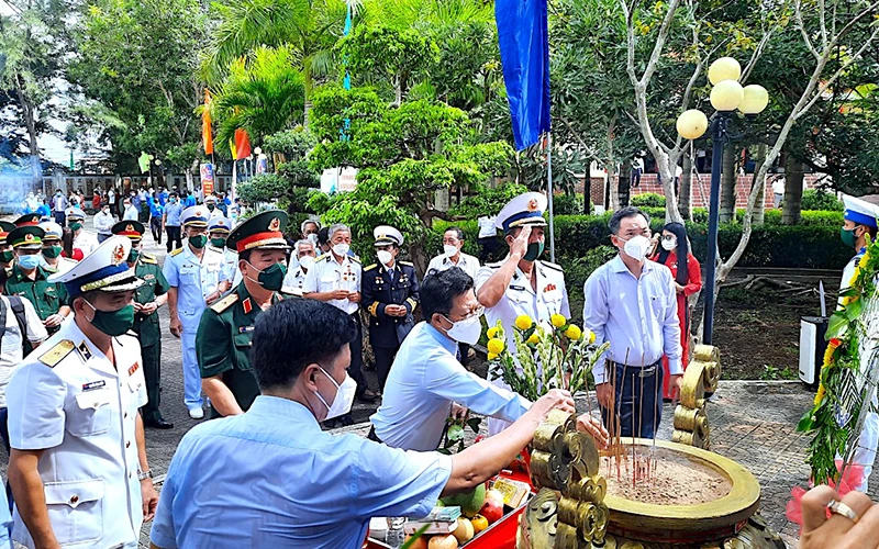 Tưởng niệm, dâng hương kỷ niệm 60 đường Hồ Chí Minh trên biển tại Di tích quốc gia Bến Vàm Lũng vào sáng 23/10.