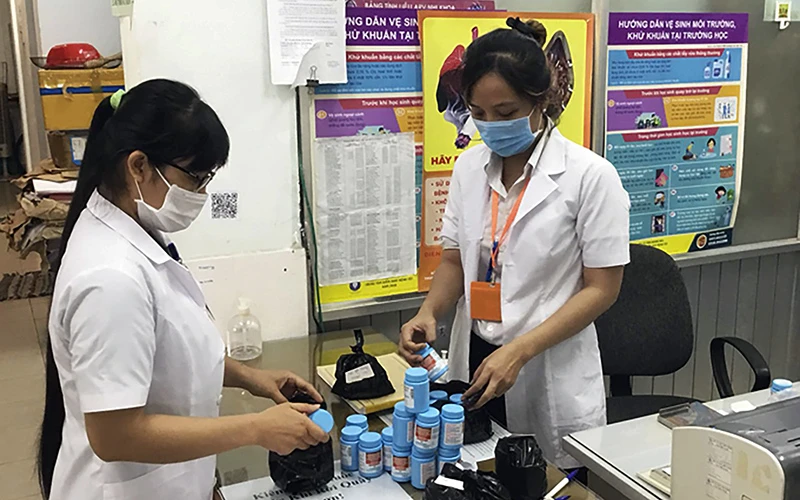 Cán bộ y tế Phòng khám chuyên khoa HIV/AIDS (Trung tâm Kiểm soát bệnh tật tỉnh Khánh Hòa) phân bổ thuốc để gửi cho người bệnh. Ảnh: CDC KHÁNH HÒA