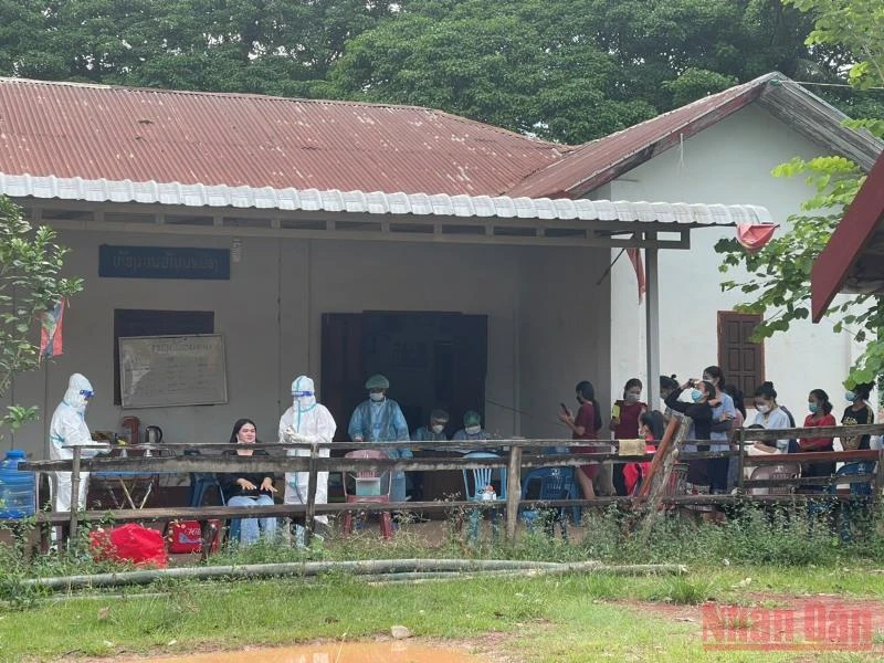 Đoàn tiến hành công tác lấy mẫu xét nghiệm tại tỉnh Khammouane, Lào. (Ảnh: XUÂN SƠN)