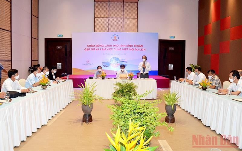 Toàn cảnh cuộc làm việc giữa lãnh đạo UBND tỉnh Bình Thuận với Hiệp hội Du lịch Bình Thuận.