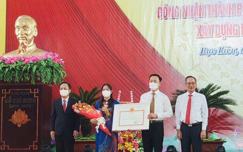 Đồng chí Bí thư Tỉnh ủy và Chủ tịch Ủy ban nhân dân tỉnh Bạc Liêu trao quyết định của Thủ tướng Chính phủ cho lãnh đạo TP Bạc Liêu, công nhận thành phố đạt chuẩn nông thôn mới năm 2020.