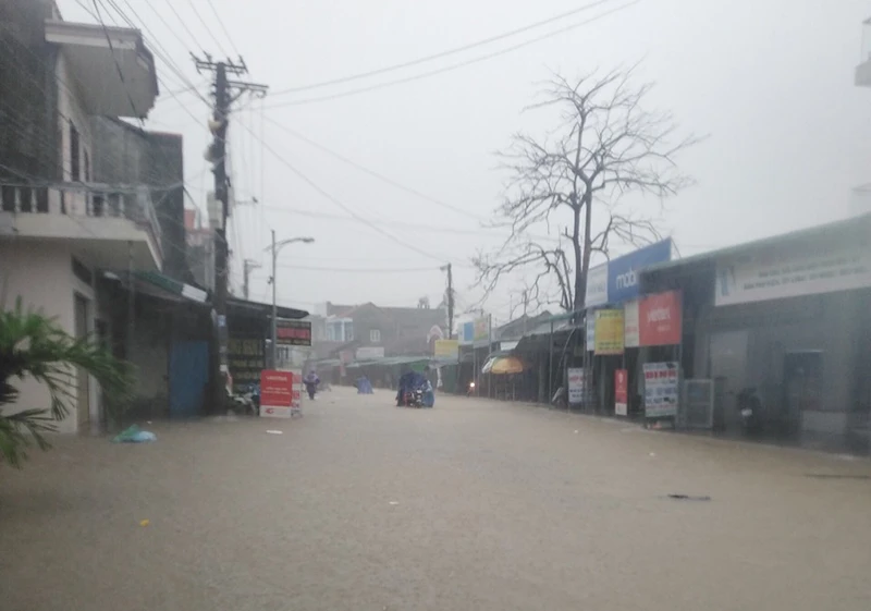 Nhiều khu dân cư ở huyện Bình Sơn (Quảng Ngãi) bị ngập sâu.