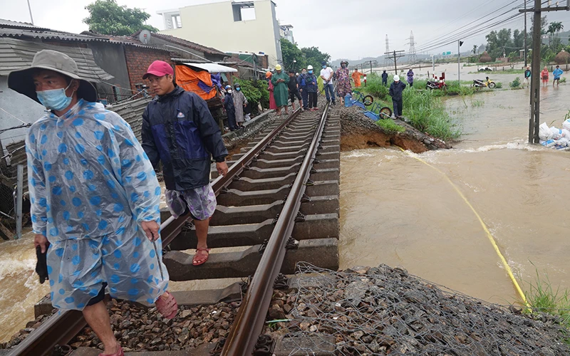 Một đoạn đường sắt bắc-nam qua địa phận huyện Bình Sơn bị lũ cuốn trôi.