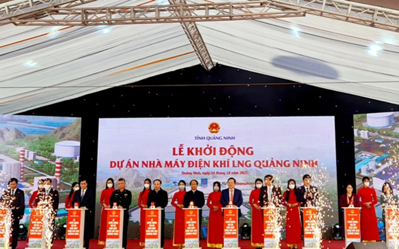 Phó Thủ tướng Chính phủ Lê Văn Thành và lãnh đạo tỉnh Quảng Ninh, TP Cẩm phả ấn nút khởi động dự án Nhà máy Điện khí LNG Quảng Ninh tại khu Công nghiệp Cẩm Thịnh, TP Cẩm Phả.